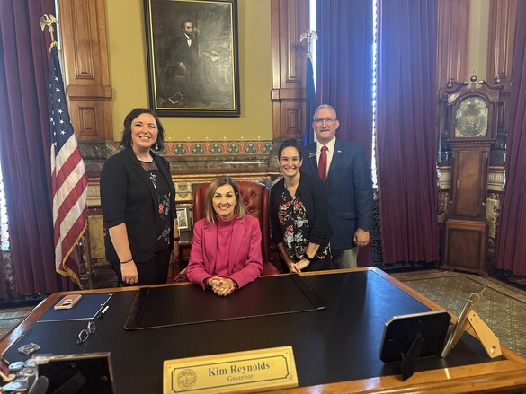Gov. Reynolds presents the 2025 Innovation Award