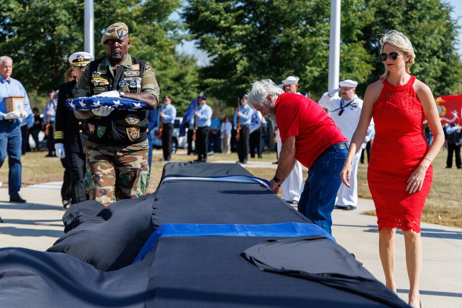 Placing of the flags and urns
